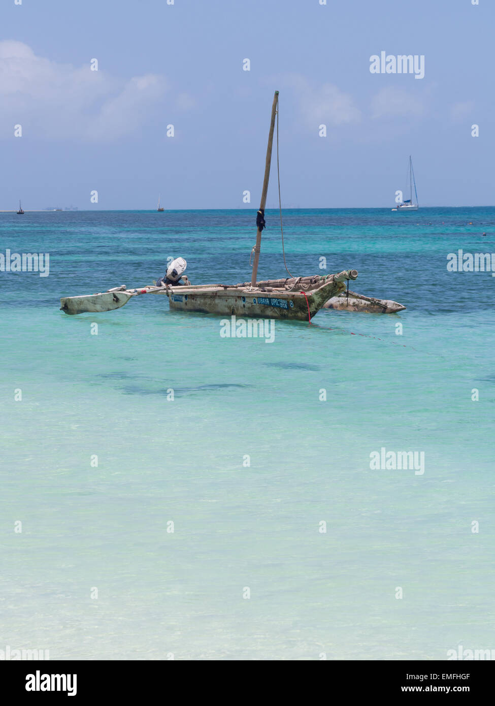 Traditionellen Dhau Boot auf türkis Wasser, Mbudya Insel, in der Nähe von Dar Es Salaam in Tansania, Ostafrika. Stockfoto