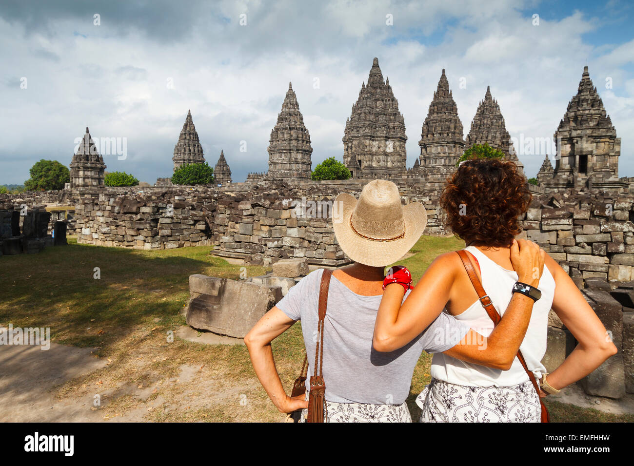 Touristen in Prambanan Hindu-Tempel. Zentral-Java. Indonesien, Asien. Stockfoto