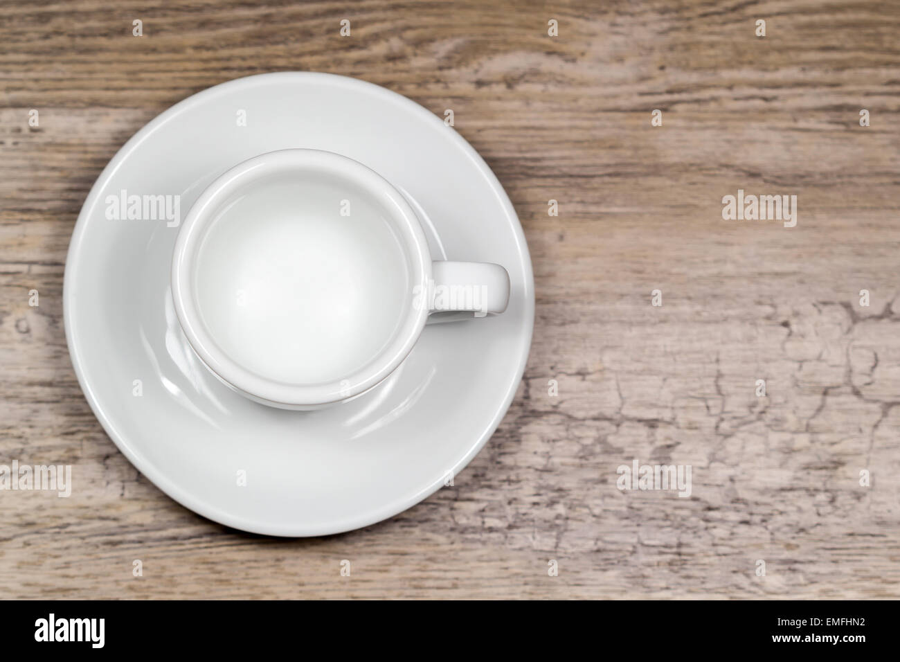 Leere saubere Espressotasse auf Holztisch mit unscharfen Hintergrund von oben Stockfoto