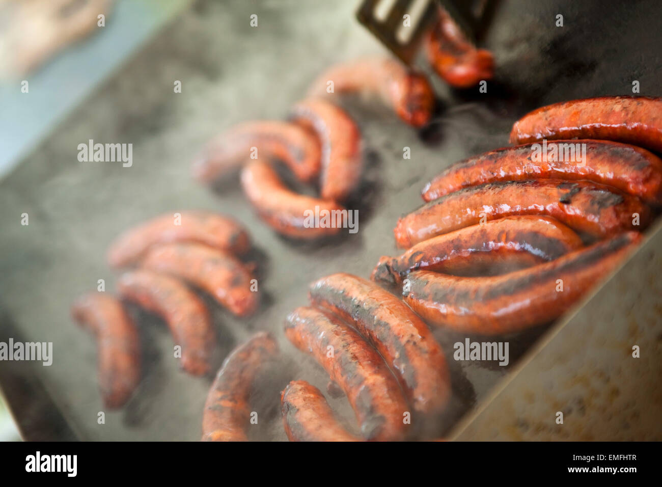 Nahaufnahme von gegrillten Würstchen auf dem Grill Stockfoto