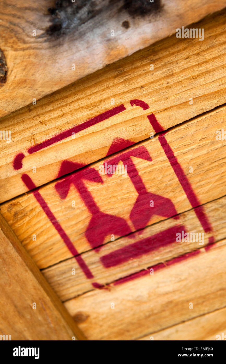 Pfeilmarkierung auf einer Holzkiste für den Güterverkehr Stockfoto