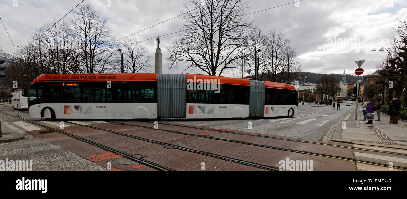 24 Meter lange Gelenkbus, mit 2 schwenkbaren Gelenken Stadt nun unterwegs in der Stadt von Bergen, Norwegen Stockfoto