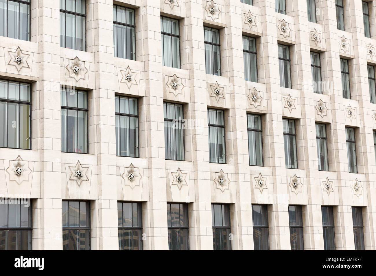 Einen verkürzten Blick auf eine Steinfassade des sich wiederholenden windows Stockfoto