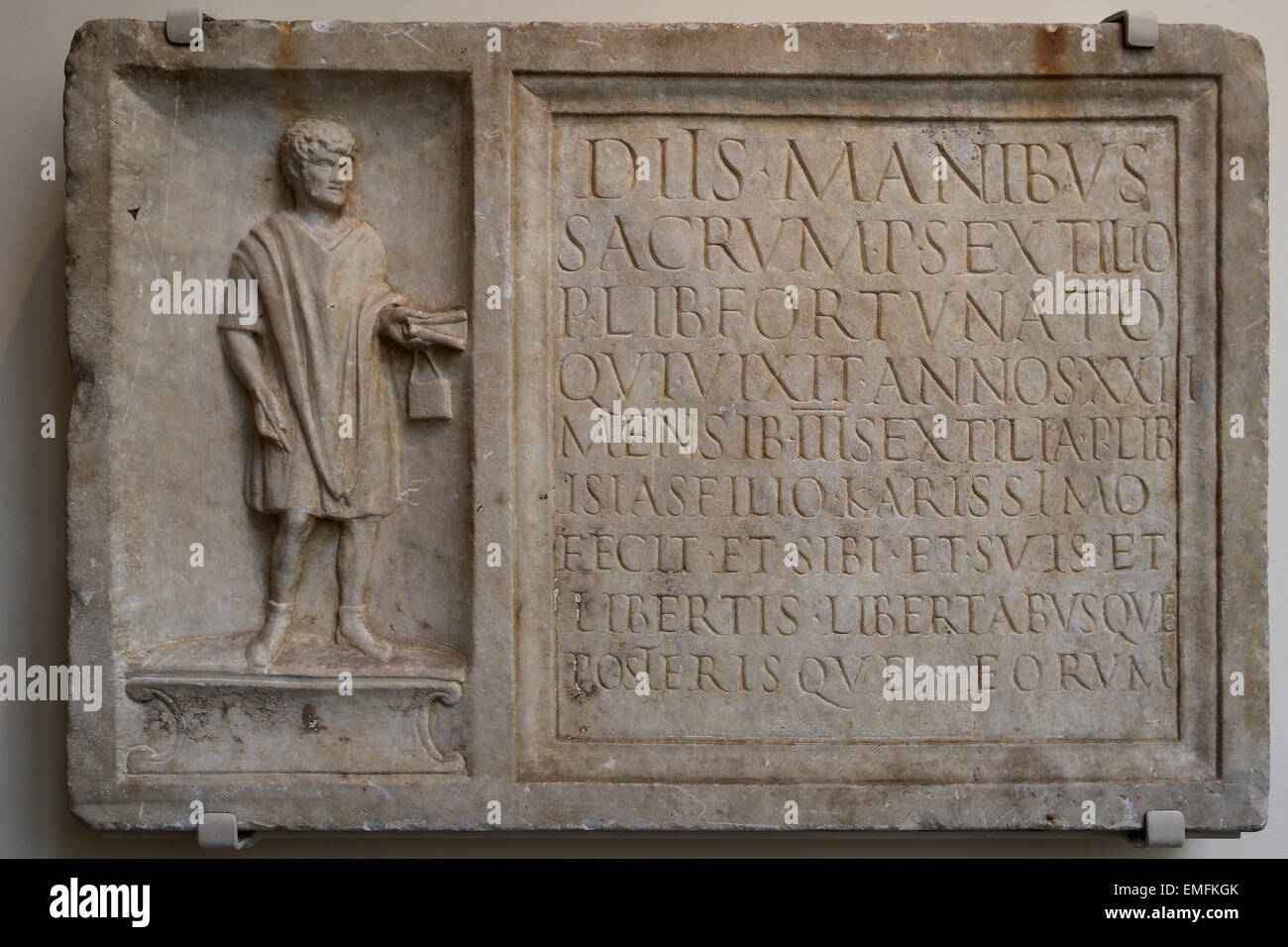Stele von Publius Sextilius Fortunatus. Roman, Mid Imperial. ca. 120-150 AD. Junge Freedman mit Stift und Papyrus Schriftrolle. Stockfoto