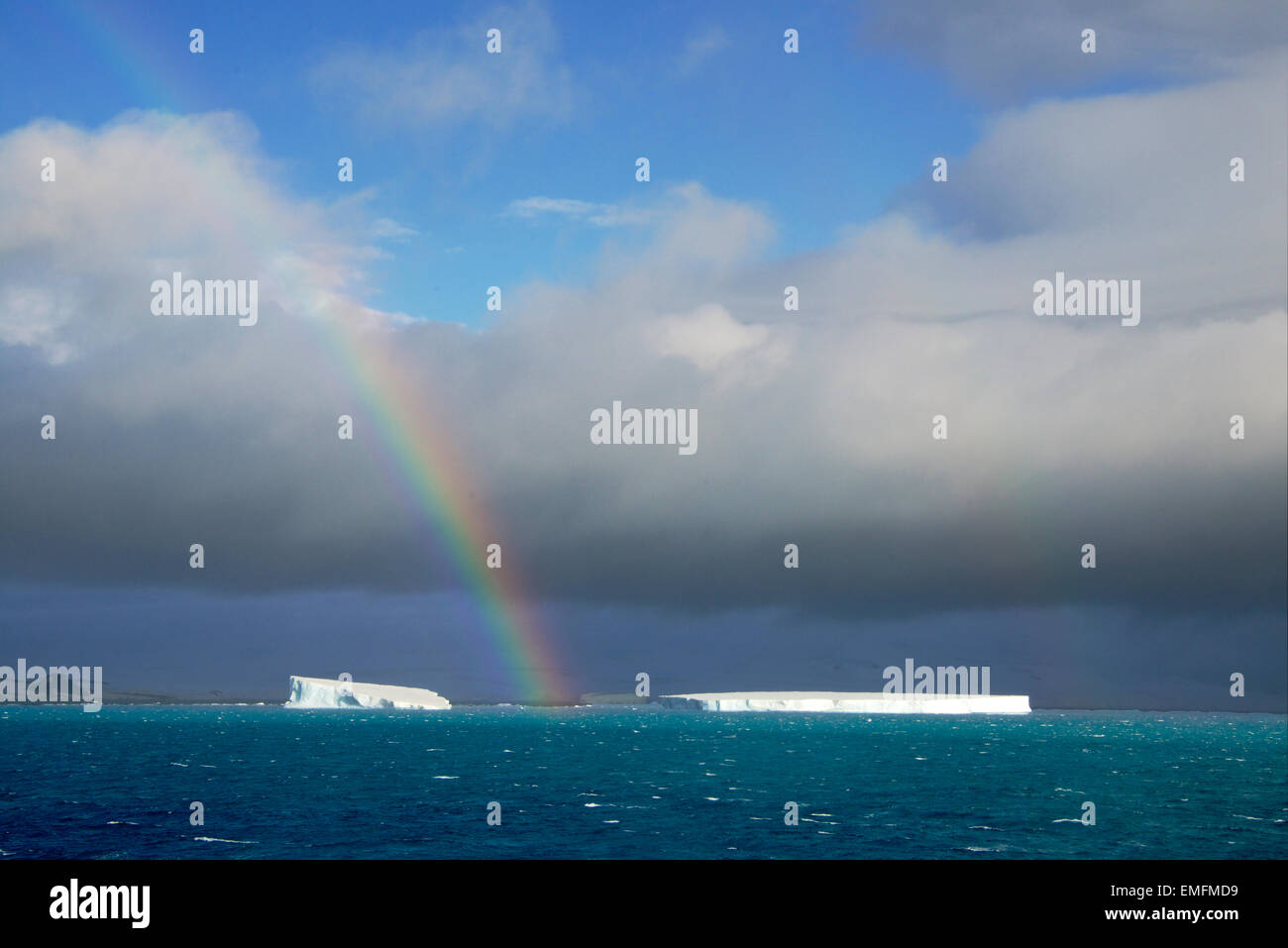 Tabellarische Eisberg und Regenbogen antarktischen Gewässern Antactica Stockfoto