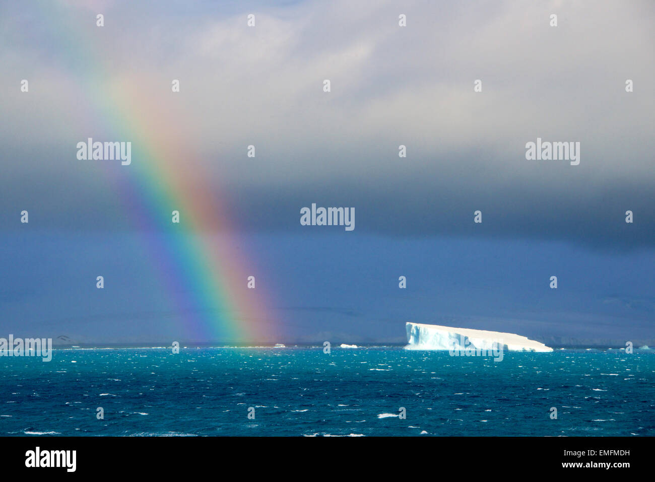 Tabellarische Eisberg und Regenbogen antarktischen Gewässern der Antarktis Stockfoto