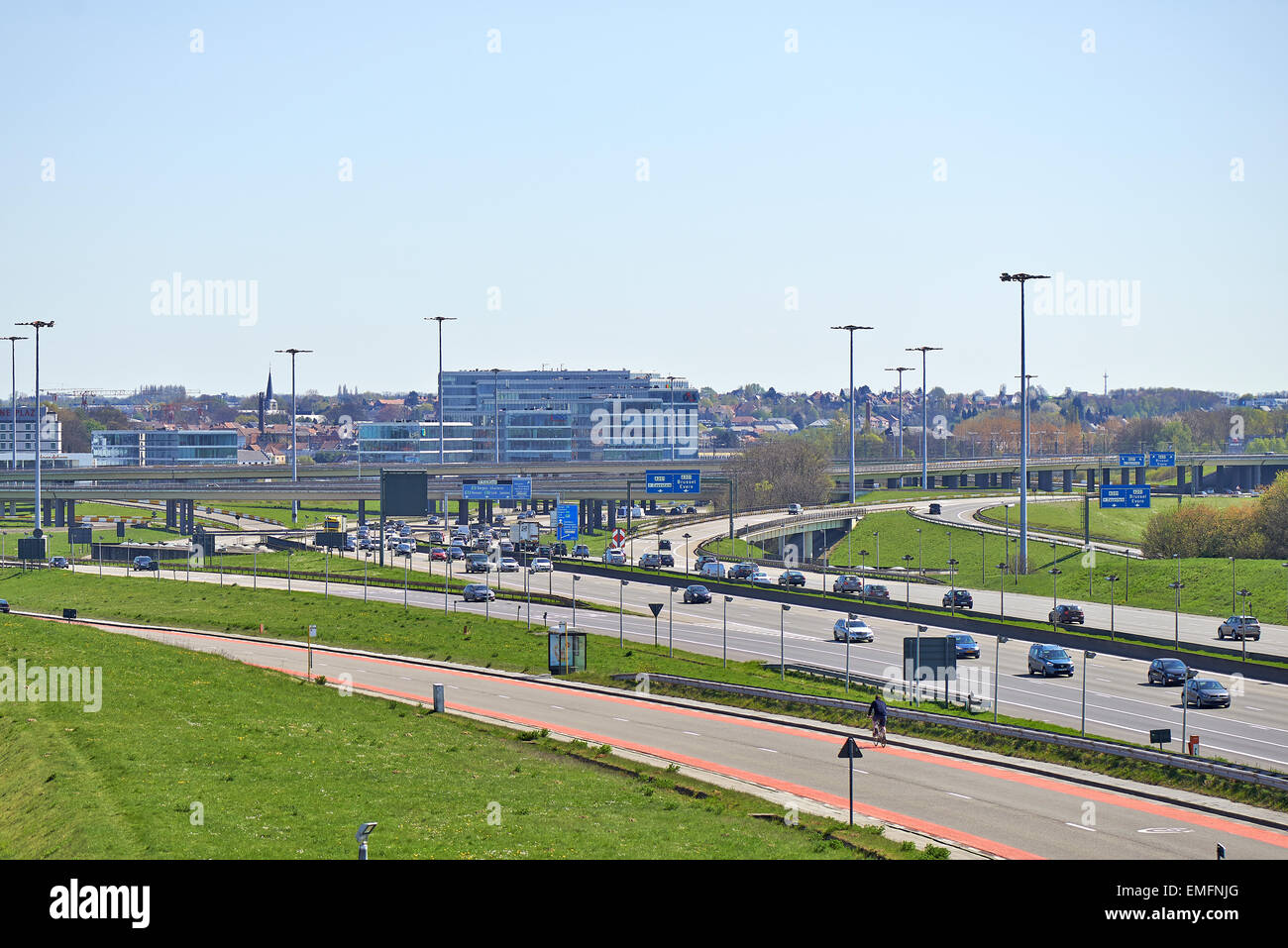 Brüssel, Belgien - 18. April 2015: Verkehr auf dem Brüsseler Ring von einem  sonnigen Tag in Diegem, Belgien Stockfotografie - Alamy
