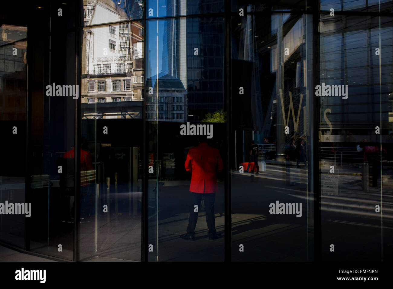 Rote Jacke Sicherheitspersonal stehen im Foyer von einem großen Finanzinstitut der City of London in Lime Street. Stockfoto