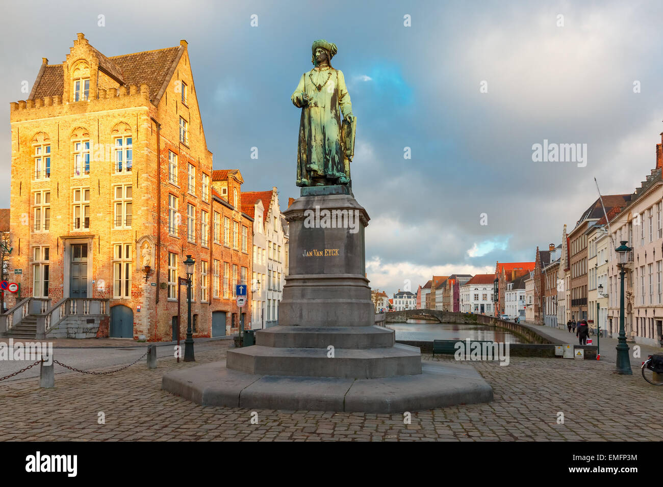 Jan Van Eyck-Platz und Spiegel in Brügge, Belgien Stockfoto