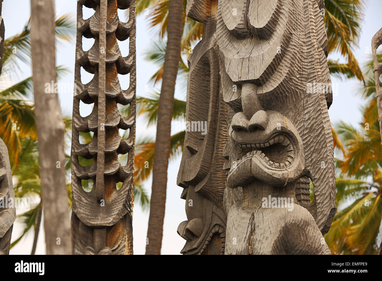 Geschnitzten Tiki Götter im Puuhonua O Honaunau (Stadt der Zuflucht) National Park, big Island von Hawaii Stockfoto