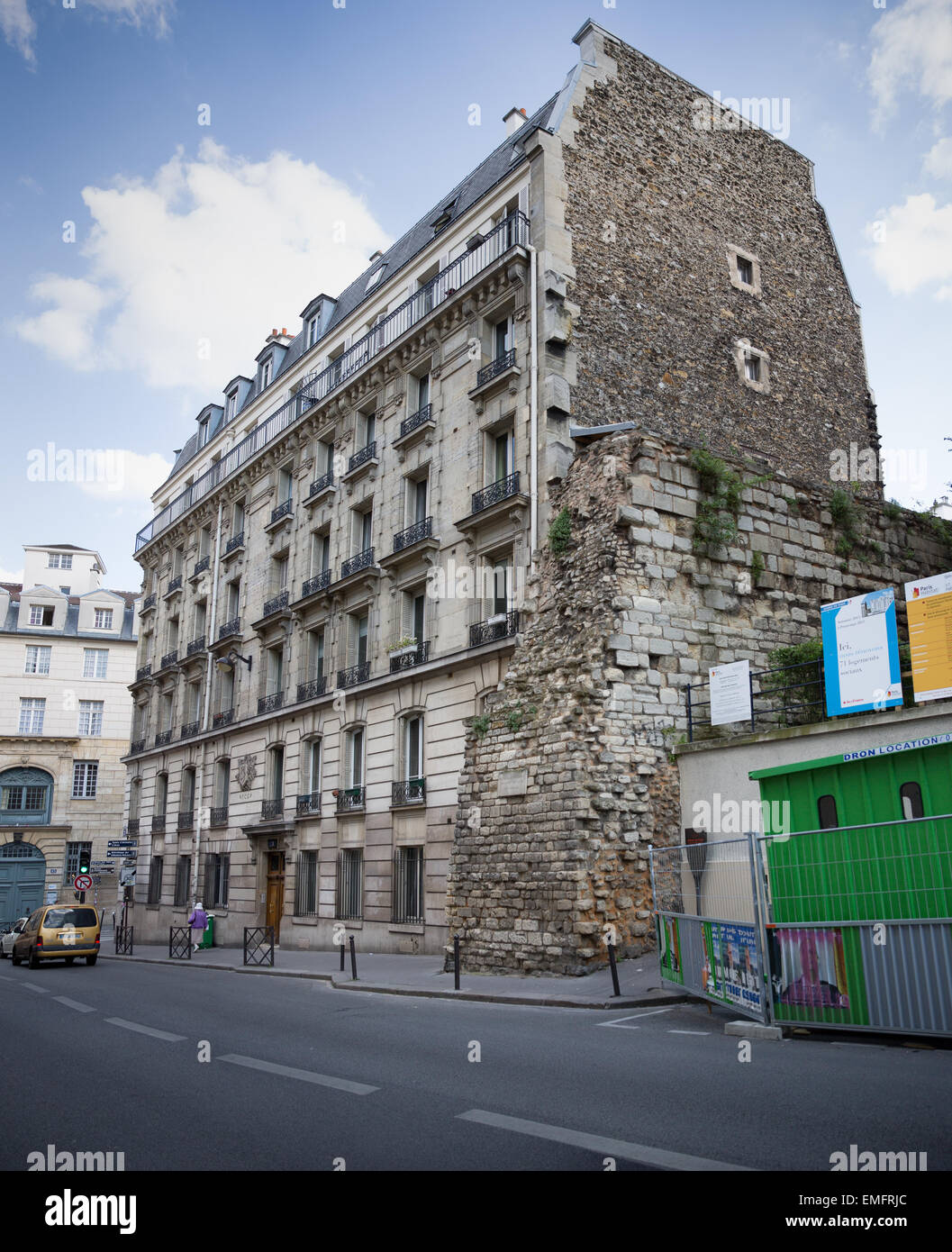 Die Wand des Philip Augustus (1200-1215) neben einem Mehrfamilienhaus im 5. Arrondissement von Paris, Frankreich Stockfoto