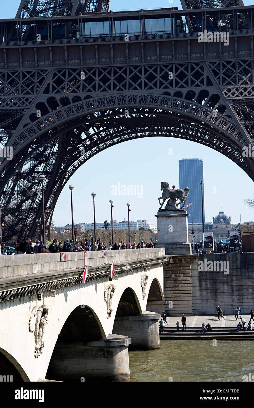 Blick auf Jena Brücke welche Links Eiffelturm am linken Ufer des Bezirks Trocadero am rechten Ufer. Stockfoto