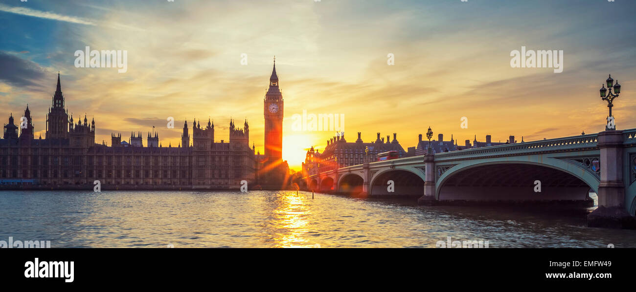 Berühmten Big Ben Uhrturm in London im Sonnenuntergang, Panorama View, UK. Stockfoto