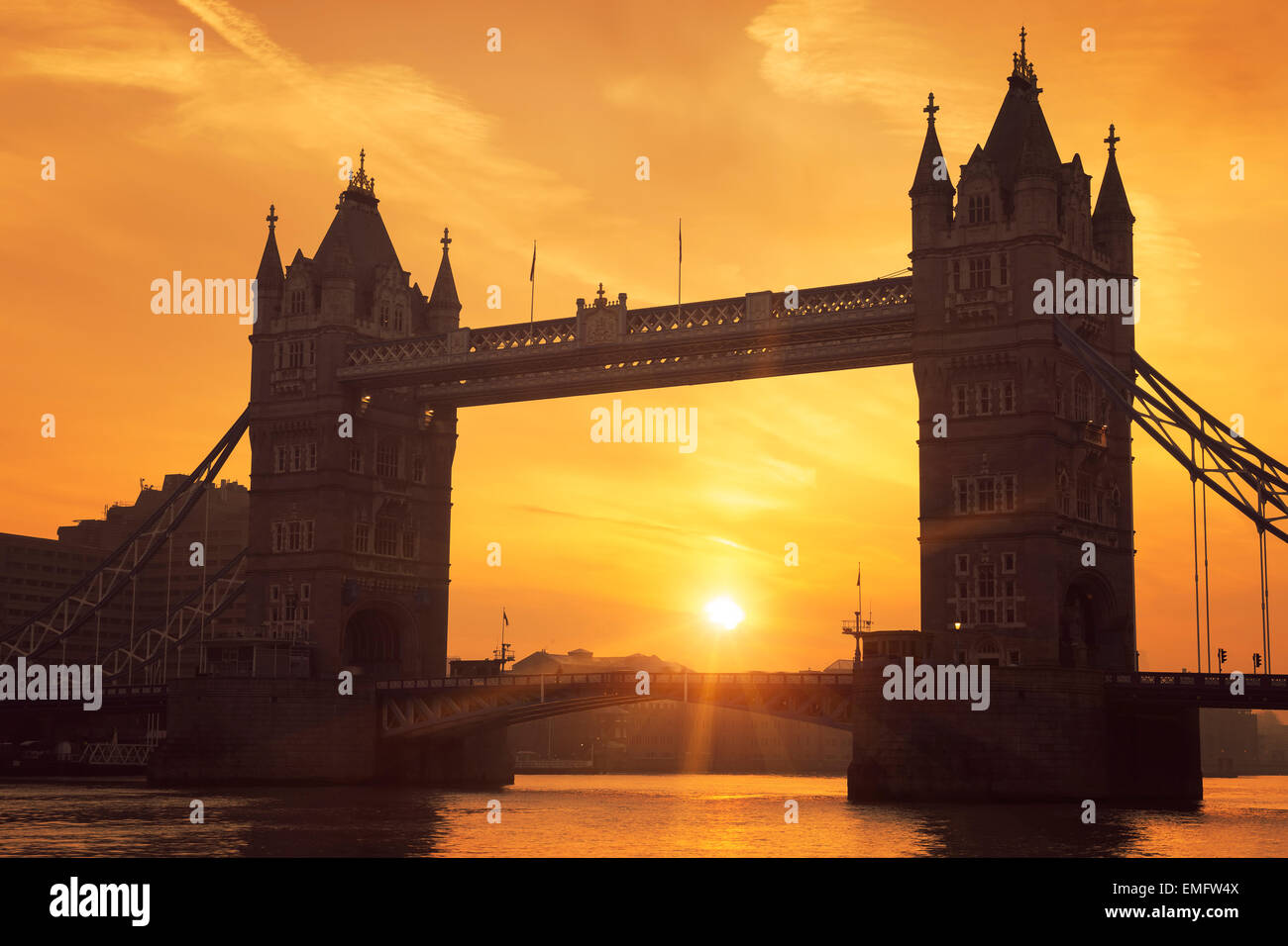 Berühmte Tower Bridge bei Sonnenaufgang, London. Stockfoto