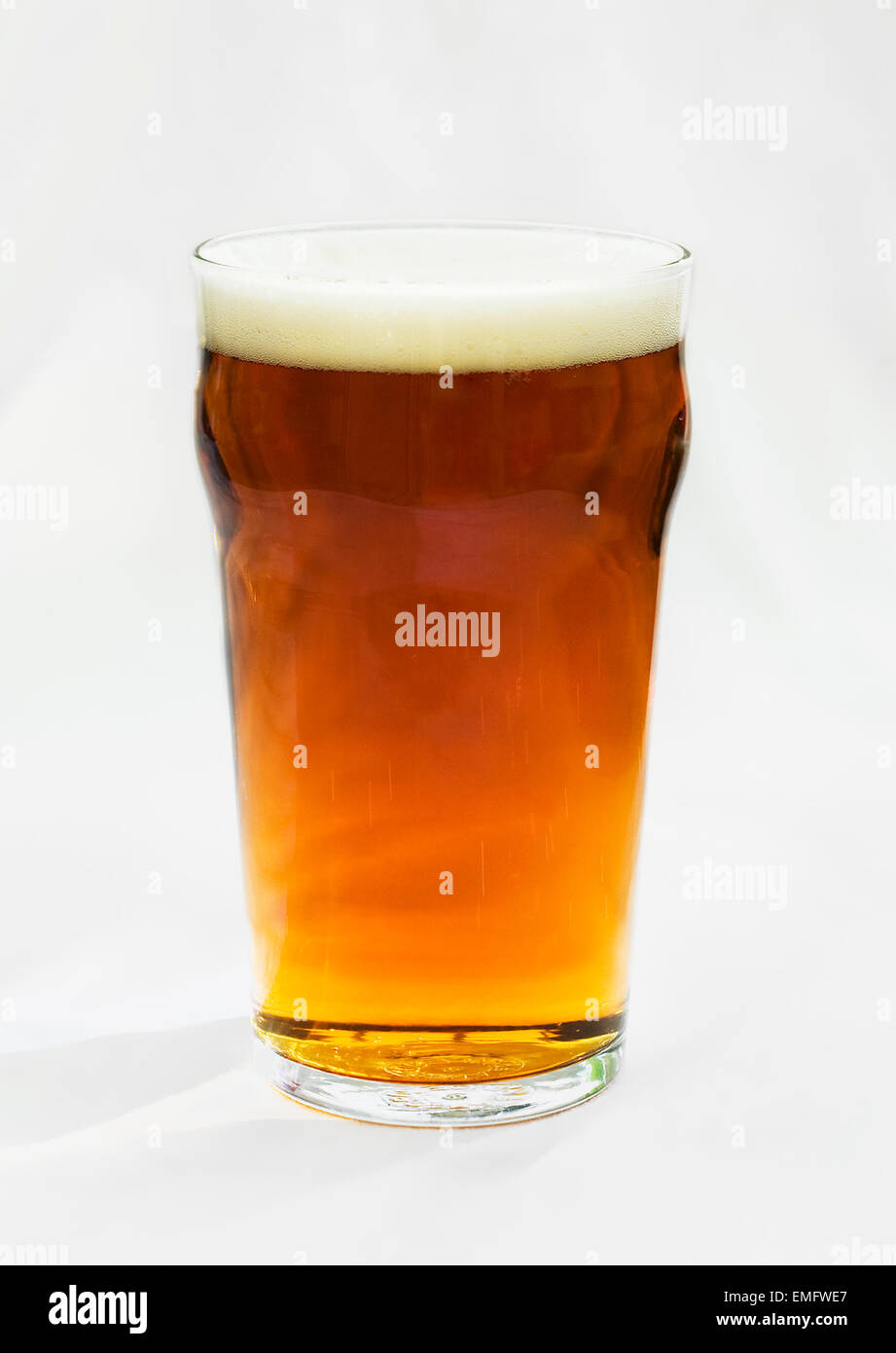 Pint Bier auf weißen Hintergrund Stockfoto