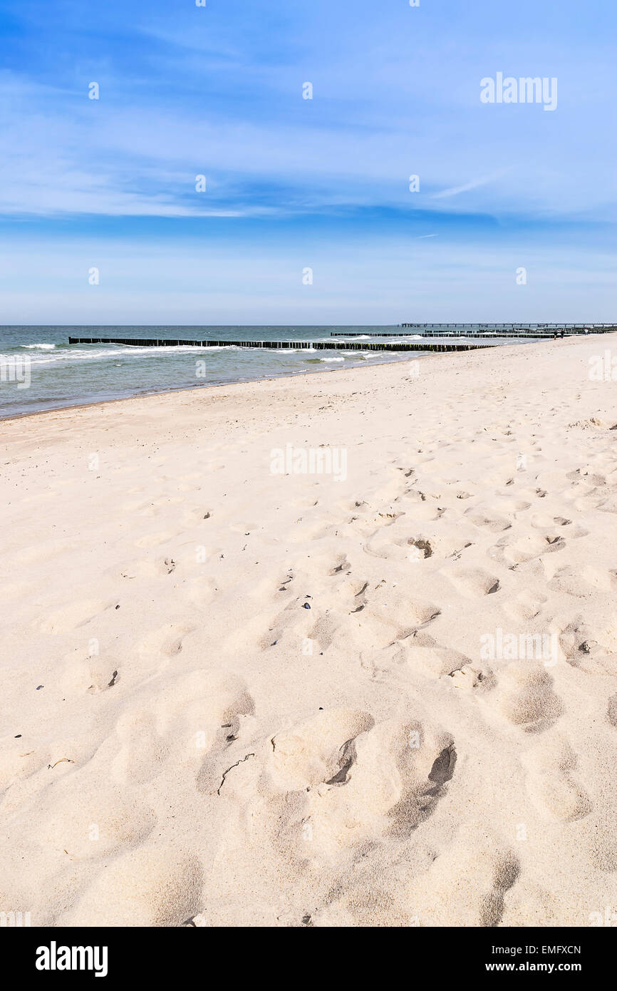 Bild von Fußspuren im Sand am leeren Strand der Ostsee Stockfoto