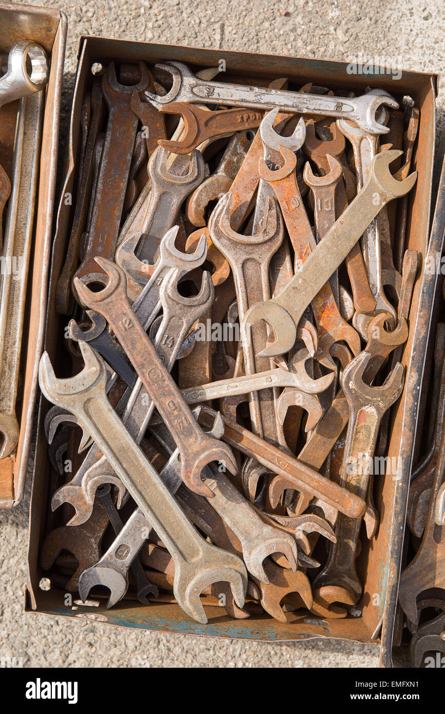 Alte Schlosserei Werkzeuge befinden sich in einer alten Metall-Box. Stockfoto