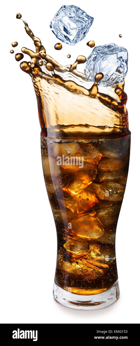 Cola Glas mit Eiswürfeln und Spritzer zu trinken. Datei enthält Beschneidungspfade. Stockfoto
