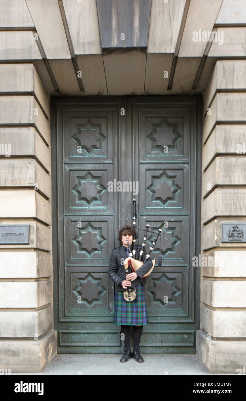 Eine Piper als Straßenmusikant in Edinburgh, Scotland, UK Stockfoto