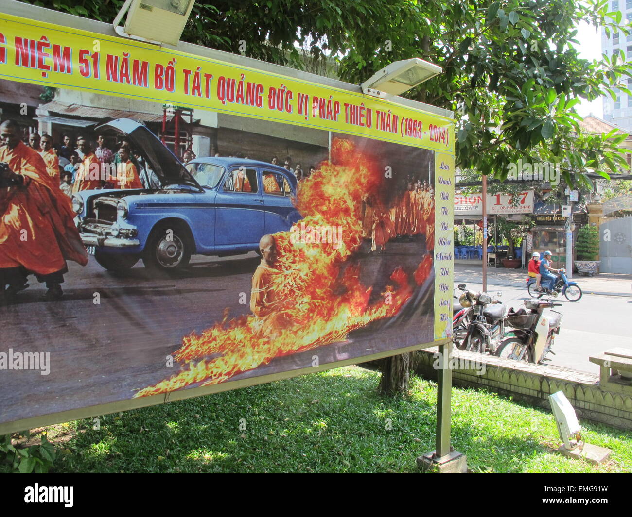Ein Plakat im ehemaligen Saigon (heute Ho-Chi-Minh-Stadt genannt) erinnert an buddhistischer Mönch Thich Quang Duc, der sich öffentlich am 11. Juni 1963 zum protest gegen die südvietnamesische Regierung, unterstützt durch die USA, fotografiert am 15. Februar 2015 in Ho-Chi-Minh-Stadt, Vietnam zum Tode verbrannt. Durch die Verbrennung selbst, verursacht er Unruhen, die schließlich zum Zusammenbruch des südvietnamesischen Regimes führte. Foto: Christiane Oelrich/dpa Stockfoto