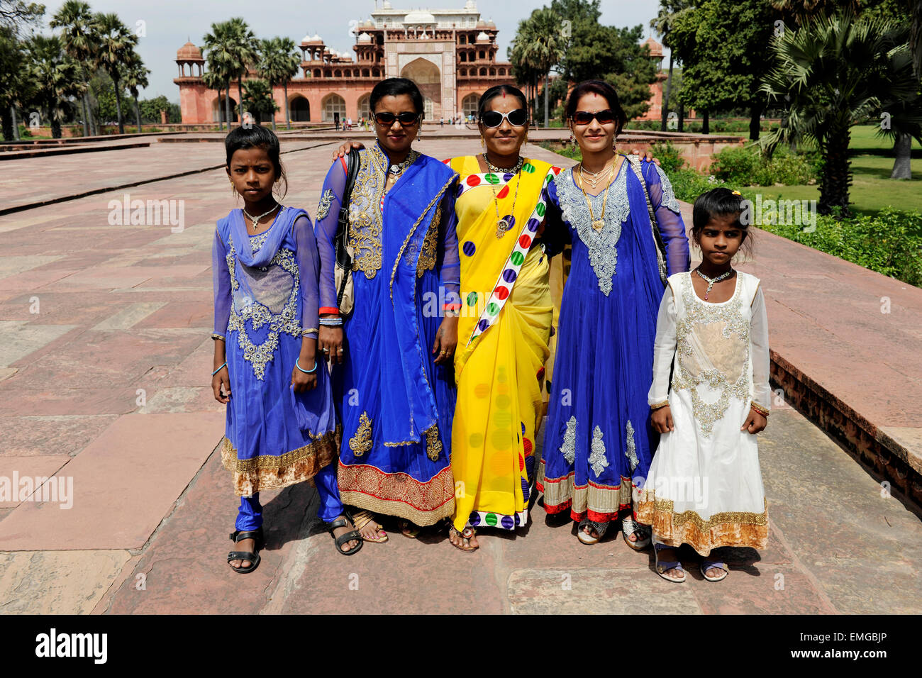 Drei indische Frauen und zwei Kinder, außerhalb von Fatehpur Sikri, Uttar Pradesh, Indien, die einst die Hauptstadt des Mughal-E Stockfoto