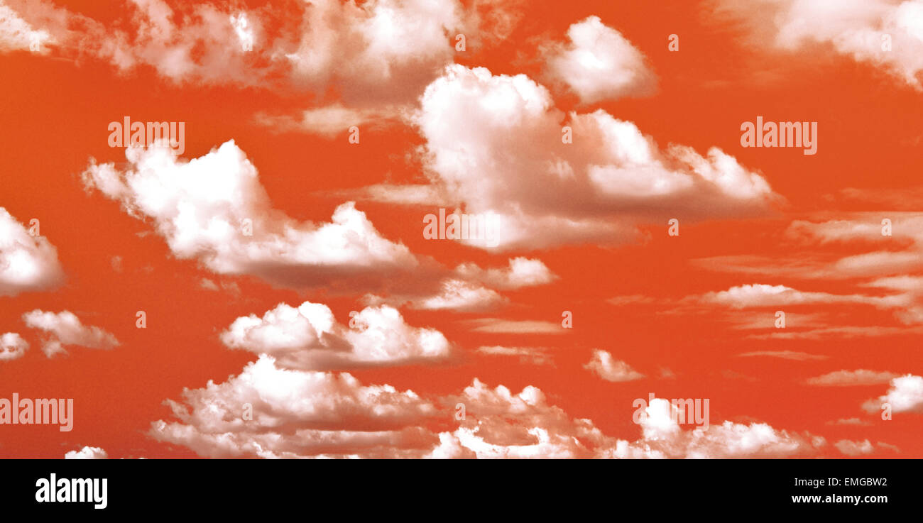 Orangefarbenen Himmel mit weißen Schönwetter-Wolken Stockfoto