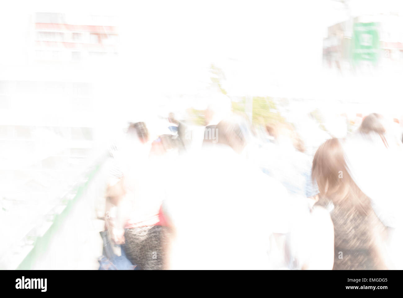 Pendler der Stadt. High-Key verschwommenes Bild der Arbeitnehmer gehen wieder nach Hause nach der Arbeit. Nicht erkennbare Gesichter, gebleichten Effekt. Stockfoto