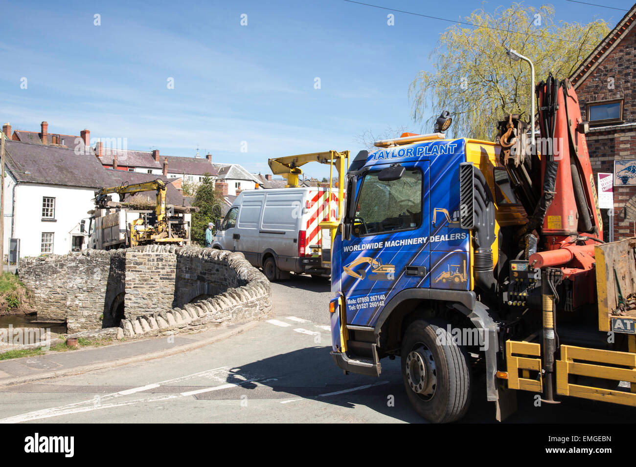 Schwere Fahrzeuge der historischen steinernen Brücke in Clun, Shropshire, England, UK Stockfoto