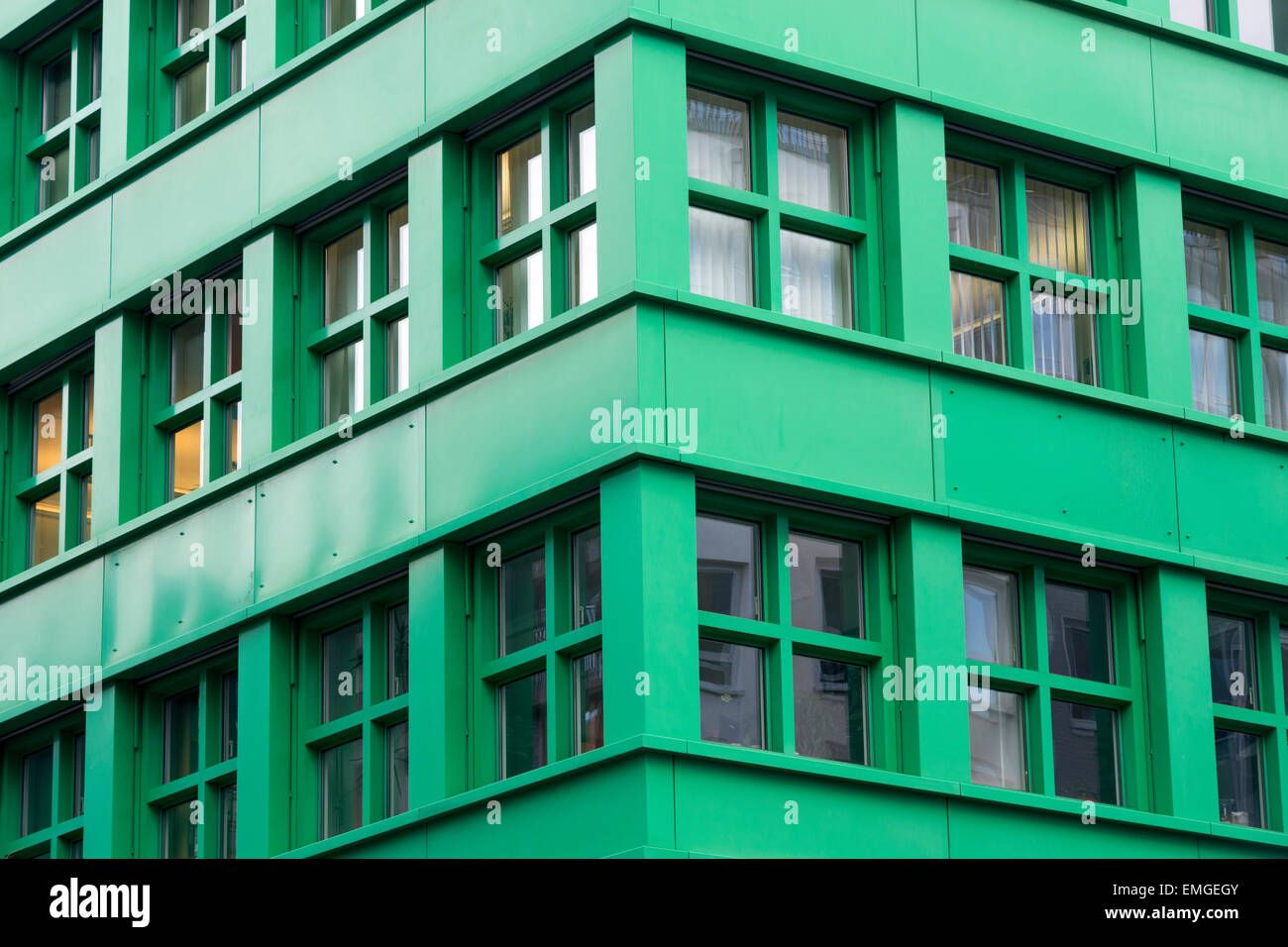 modern Green-building-Ecke Fragment mit quadratischen Fenstern Stockfoto
