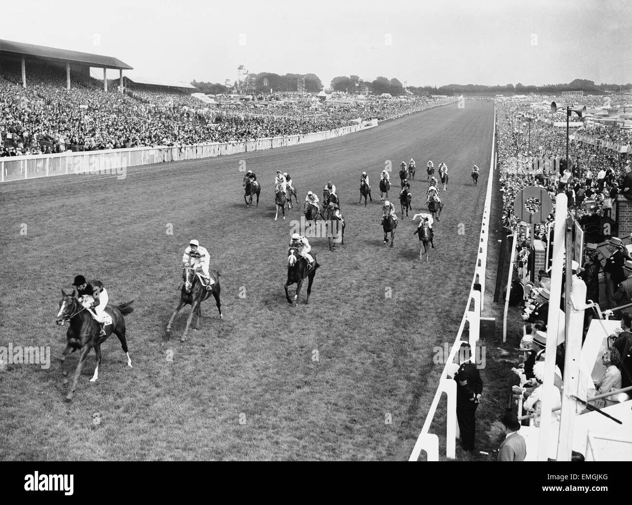 1965 Epsom Derby Pferderennen. Das Ende des Rennens mit französischen Pferd Sea Bird II geritten von jockey Pat Glennon stürmt zum Sieg zwei Länge vor Wiese Gericht und ich sagen im dritten. 2. Juni 1965. Stockfoto