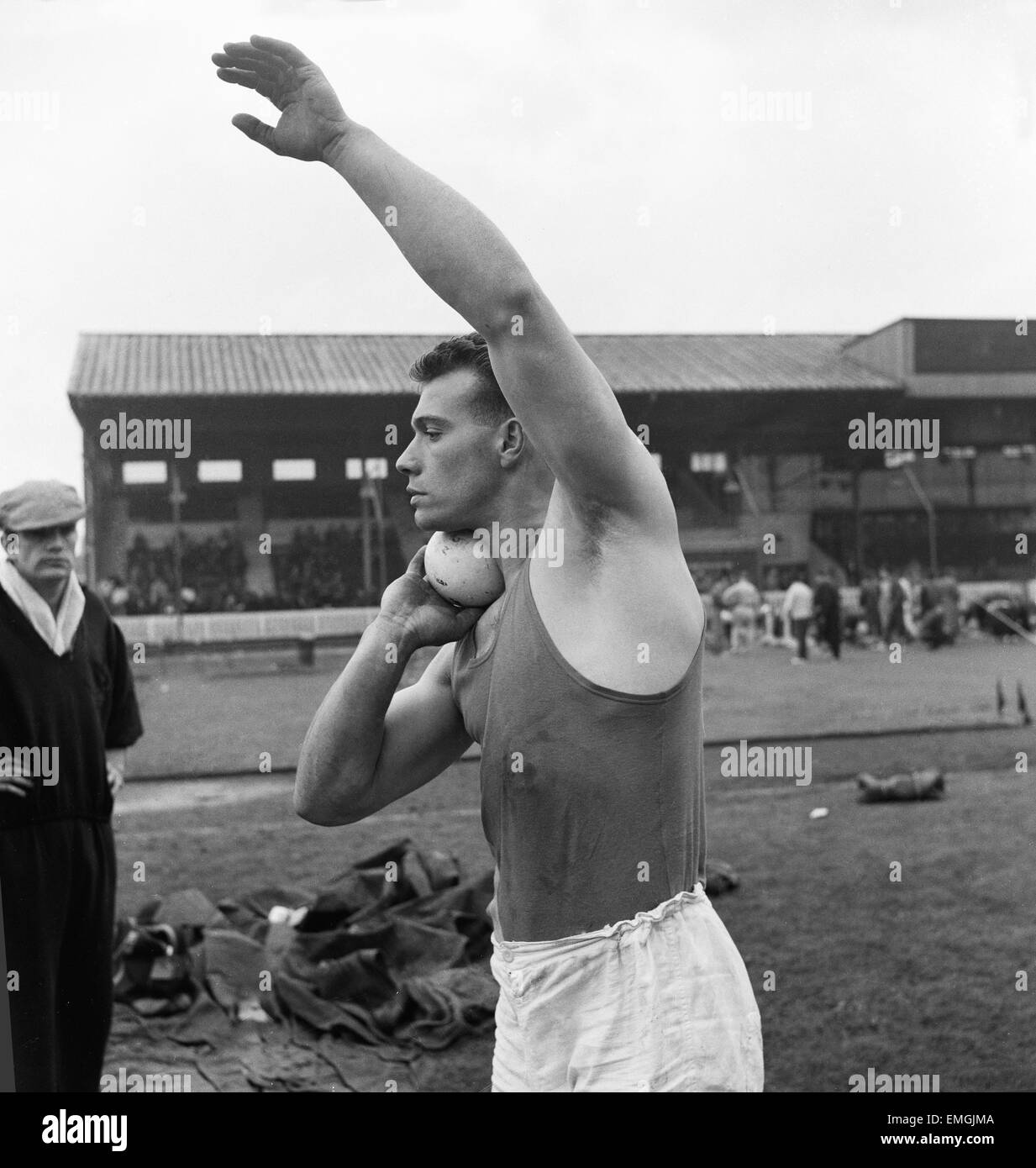 Nördlichen Grafschaften Athletic Association Championships in White City in Manchester. Kugelstoßen-Gewinner 21-jährige Arthur Rowe von Barnsley in Aktion. 21. Juni 1958. Stockfoto