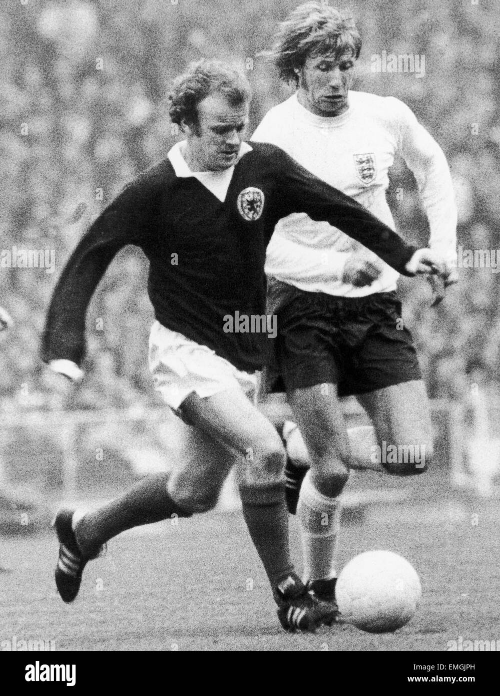 Billy Bremner und Colin Bell kollidieren in der Heimat International zwischen England und Schottland im Wembley-Stadion. England ging an das Spiel gewinnt man Null 19. Mai 1973 Stockfoto