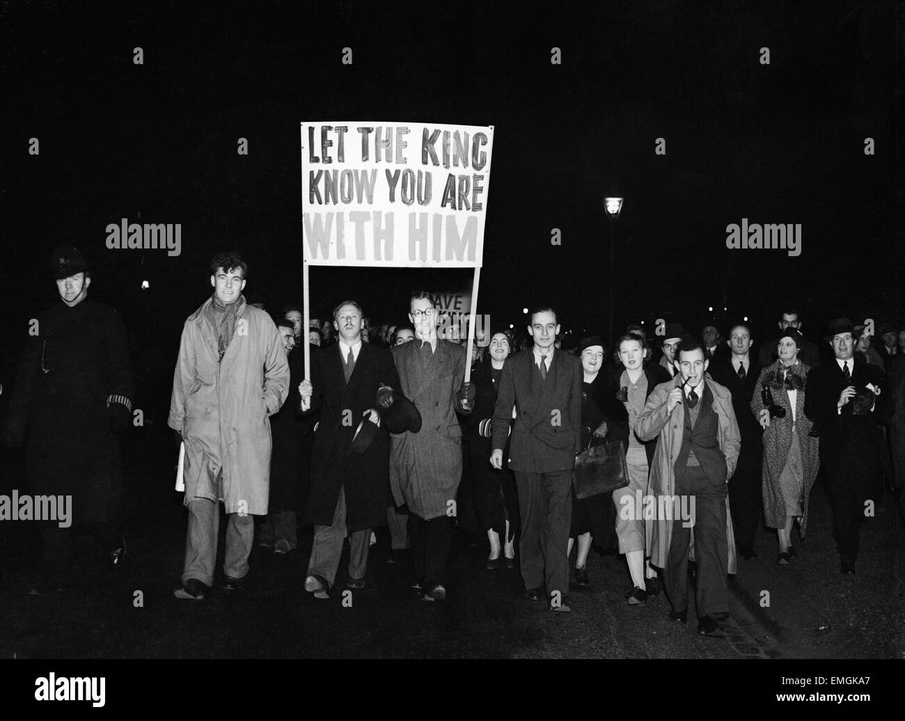 König Edward VIII Abdankung Dezember 1936. Königliche Anhänger marschieren durch London mit einem Banner, der "Ließ der König wissen Sie sind mit ihm" liest. Stockfoto