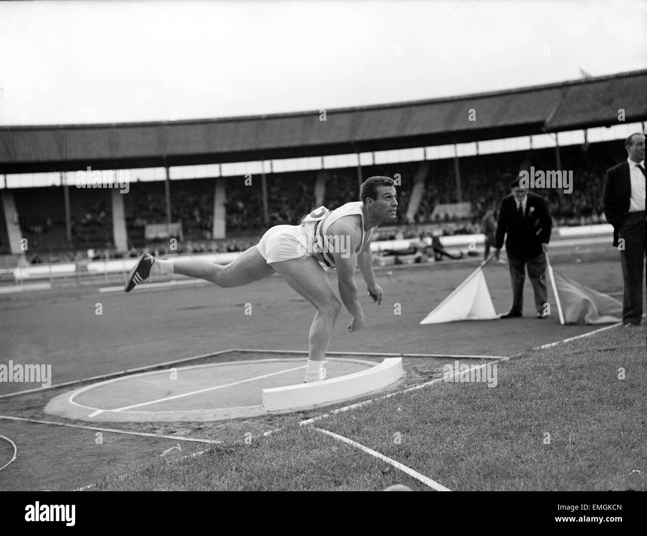 Britischen Leichtathletik Spiele im White City. 21-jährige Arthur Rowe in Aktion während der Kugelstoßen Veranstaltung. 4. August 1958. Stockfoto