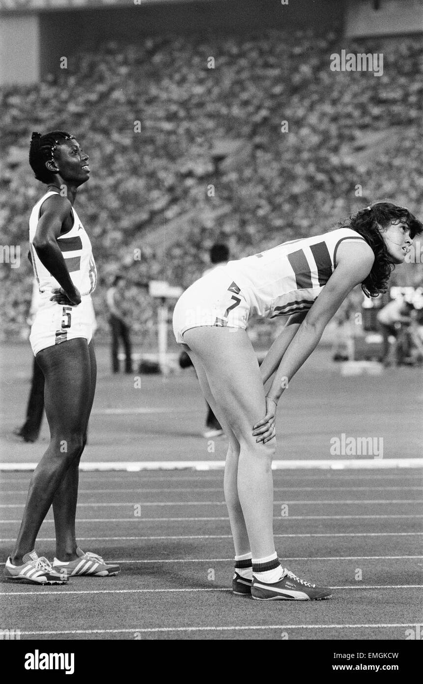 Britische Athleten Bev Goddard (links) und Kathy Smallwood niedergeschlagen nach dem gescheiterten Versuch in der Frauen 200 m Finale bei den Olympischen Spielen in Moskau zu gewinnen. 2. August 1980. Stockfoto
