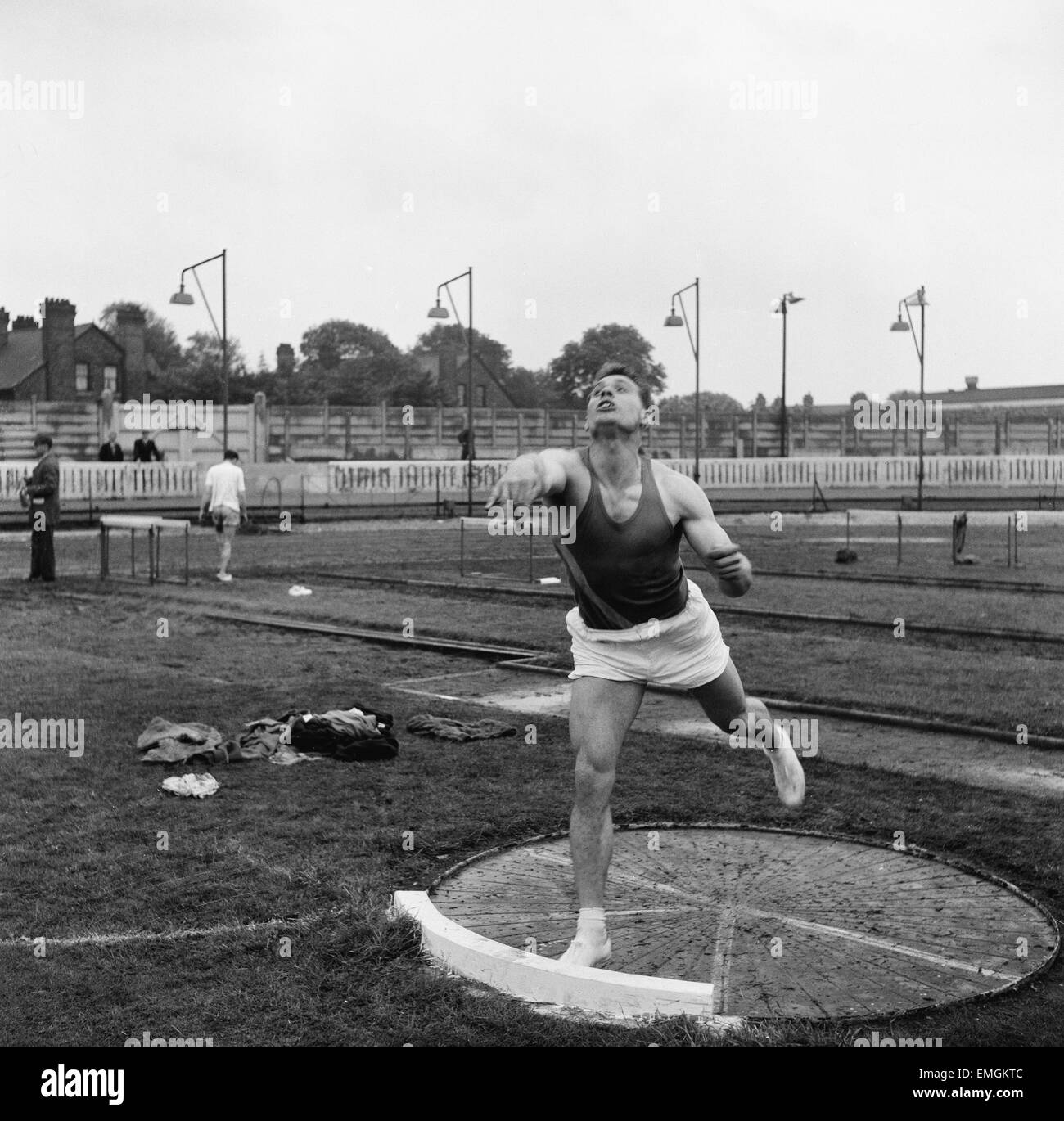 Nördlichen Grafschaften Athletic Association Championships in White City in Manchester. Kugelstoßen-Gewinner 21-jährige Arthur Rowe von Barnsley in Aktion. 21. Juni 1958. Stockfoto