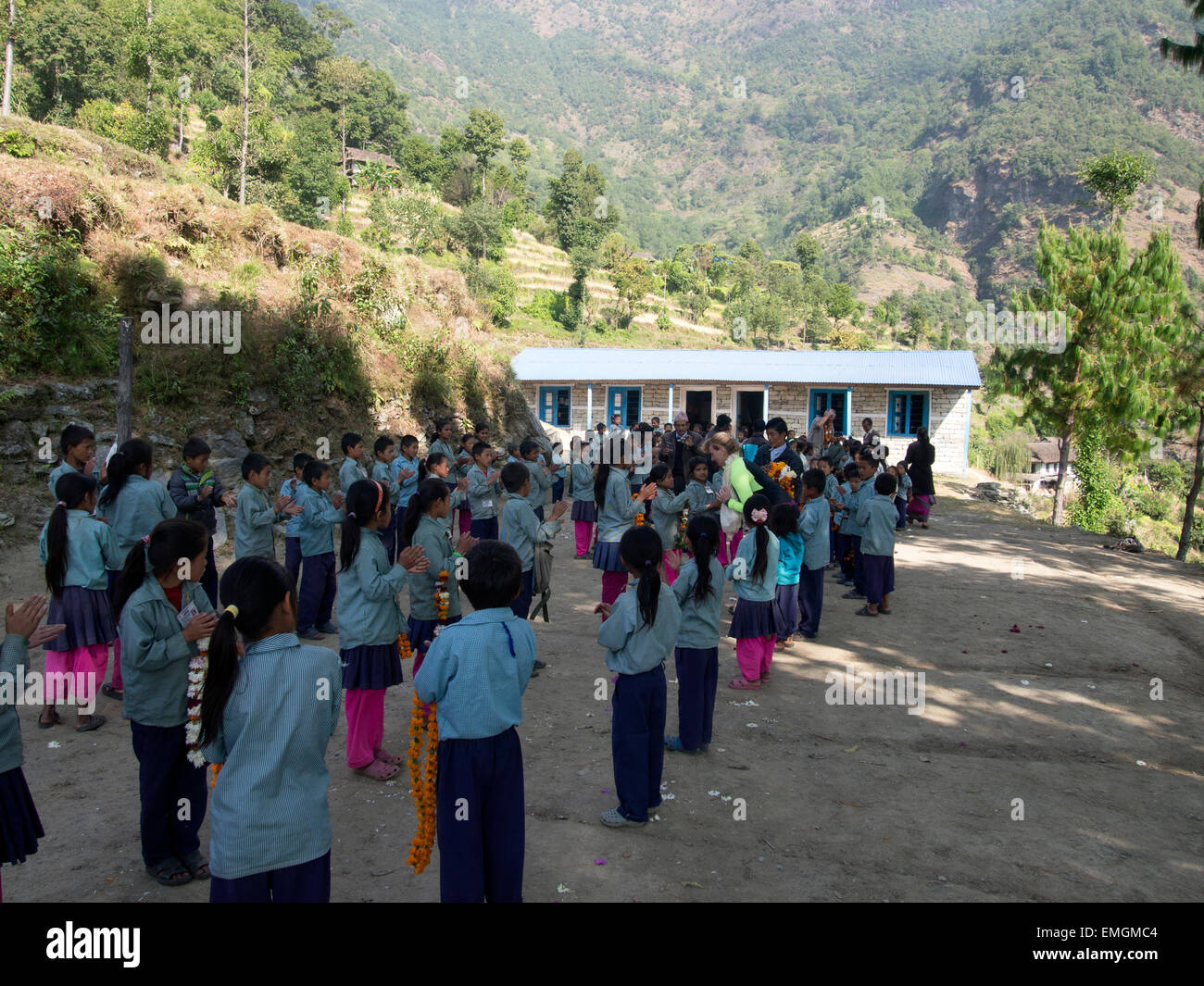 Schülerinnen und Schüler begrüßen die Besucher Lukla Nepal Asien Stockfoto