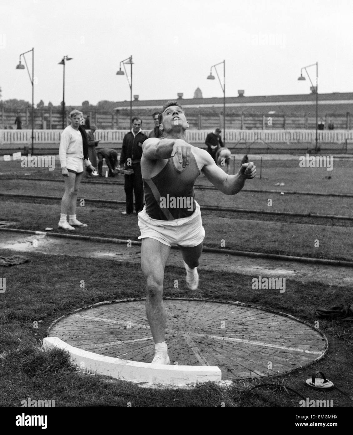 Nördlichen Grafschaften Athletic Association Championships in White City in Manchester. Kugelstoßen-Gewinner 21-jährige Arthur Rowe von Barnsley in Aktion. 21. Juni 1958. Stockfoto