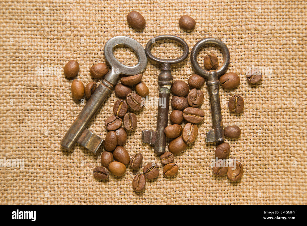 Vintage Keys und Kaffeebohnen auf alten Tuch Stockfoto