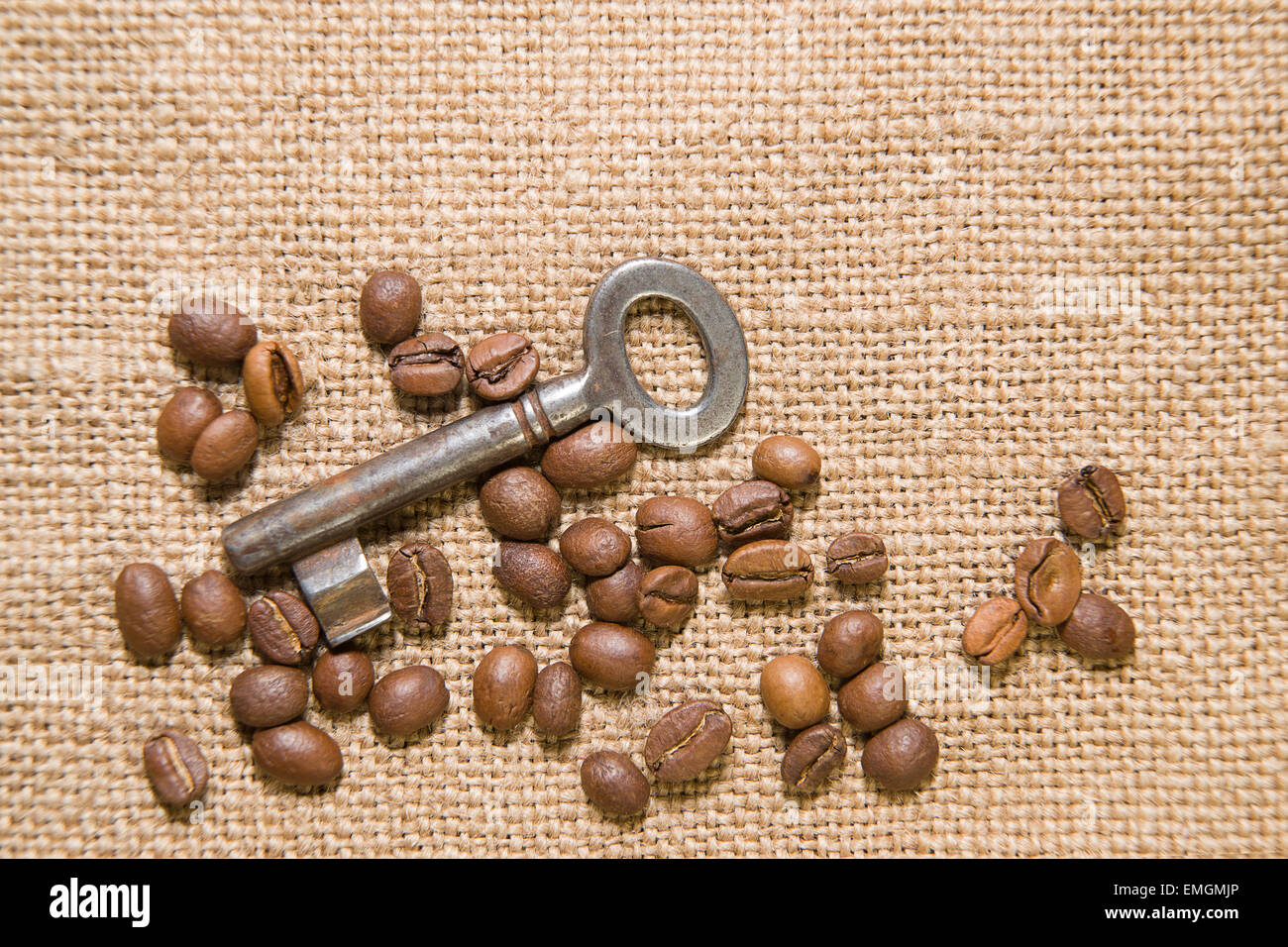 Vintage Schlüssel und Kaffeebohnen auf alten Tuch Stockfoto