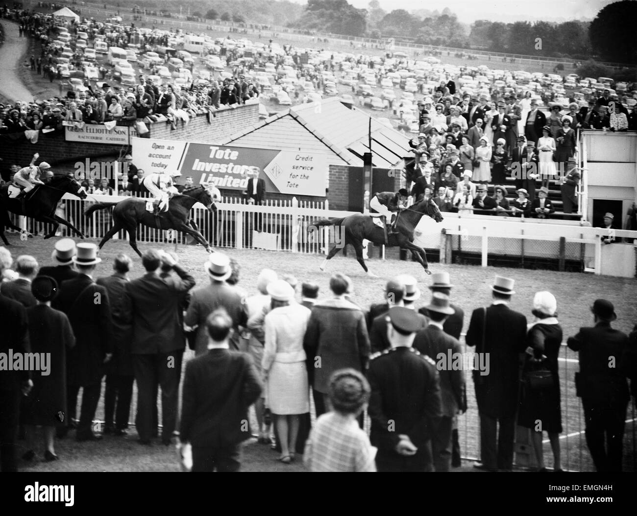 1965 Epsom Derby Pferderennen. Französische Pferd Sea Bird II geritten von Jockey, Pat Glennon den Abgang Beitrag übergibt, um das Rennen zu gewinnen. 2. Juni 1965. Stockfoto