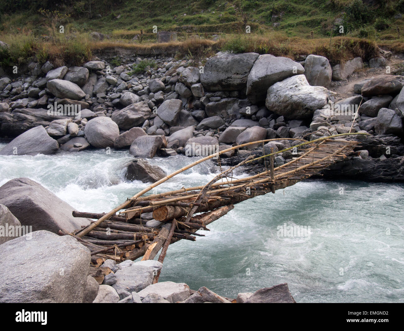 Traditionelle hölzerne Brücke über Bergbach Lukla Himalaya Nepal Asien. Klapprigen prekären Stockfoto