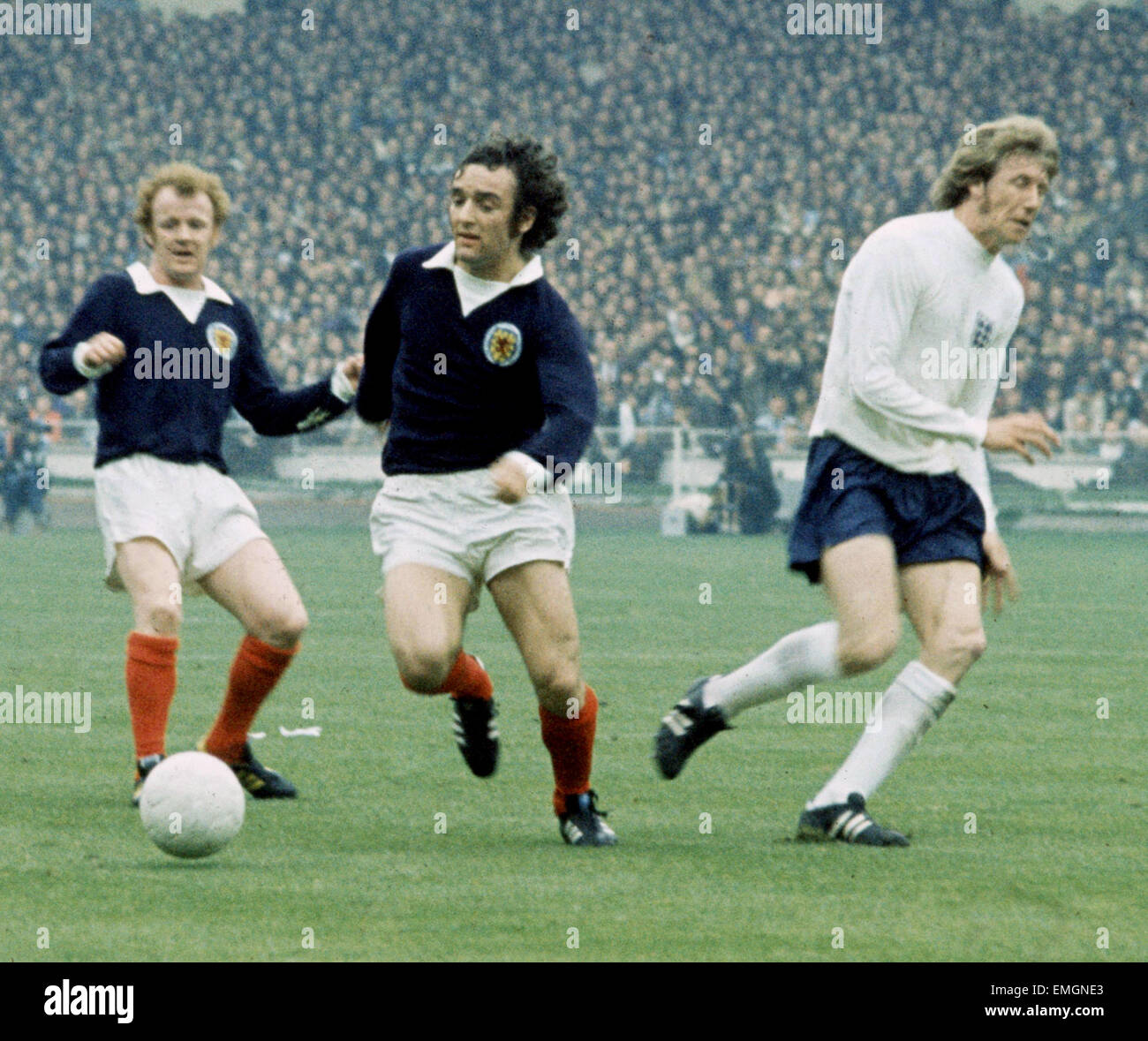 England gegen Schottland Home International, Billy Bremner (Left) Lou Macari und Colin Bell Zusammenstoß in der Home International im Wembley-Stadion. 19. Mai 1973 Stockfoto