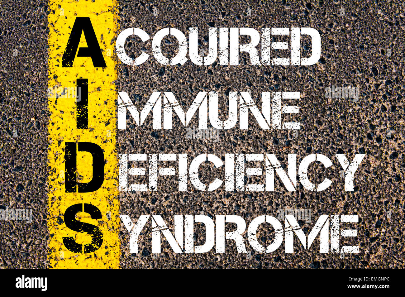 Medizinische Akronym AIDS wie erworbene Immunschwäche-Syndrom. Gelbe Farbenlinie auf der Straße gegen Asphalt Hintergrund. Konzeptbild Stockfoto