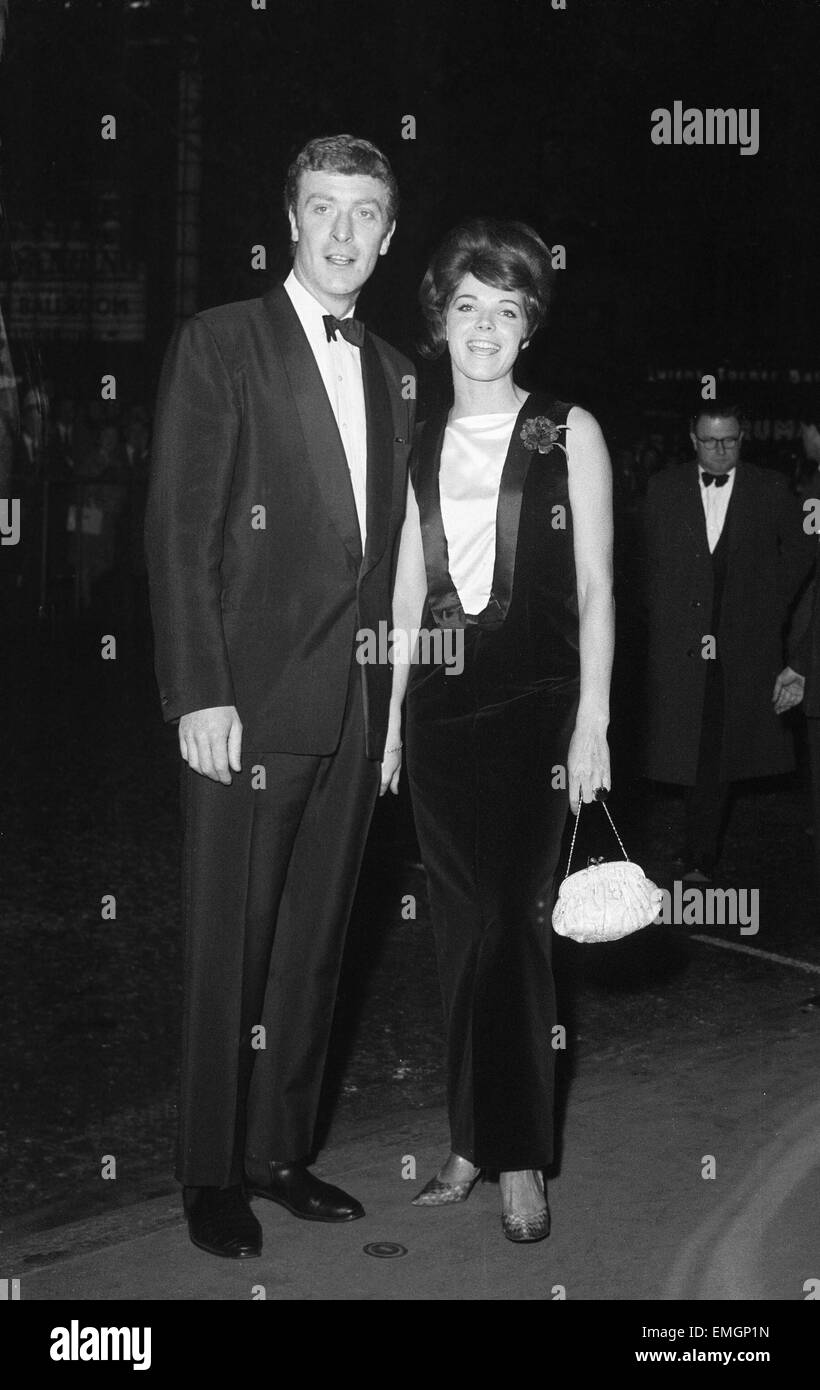Britische Schauspieler Michael Caine besucht die Weltpremiere von "The Wild und willigen" begleitet von Schauspielerin Samantha Eggar im Odean Kino am Leicester Square in London. 19. Oktober 1962. Stockfoto