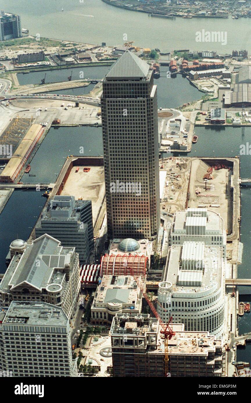Gesamtansicht mit One Canada Square im Canary Wharf in London während des Baus. Das Gebäude ist das höchste Gebäude im Vereinigten Königreich bei 770 Fuß über dem Boden. Juli 1991. Stockfoto