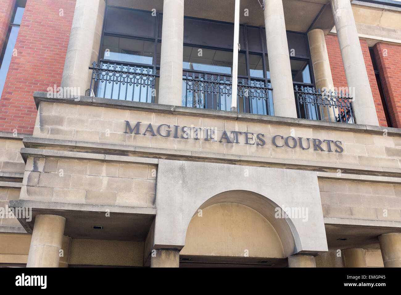 Leicester Magistrates Courts Schild über dem Eingang Stockfoto