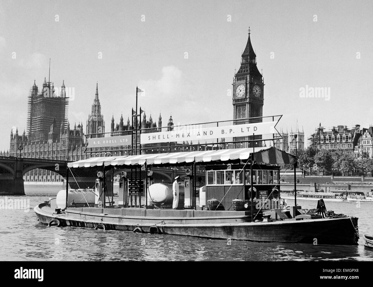 Eine schwimmende Shell Mex und BP-Tankstelle auf der Themse mit Big Ben und den Houses of Parliament im Hintergrund. 14. September 1951. Stockfoto