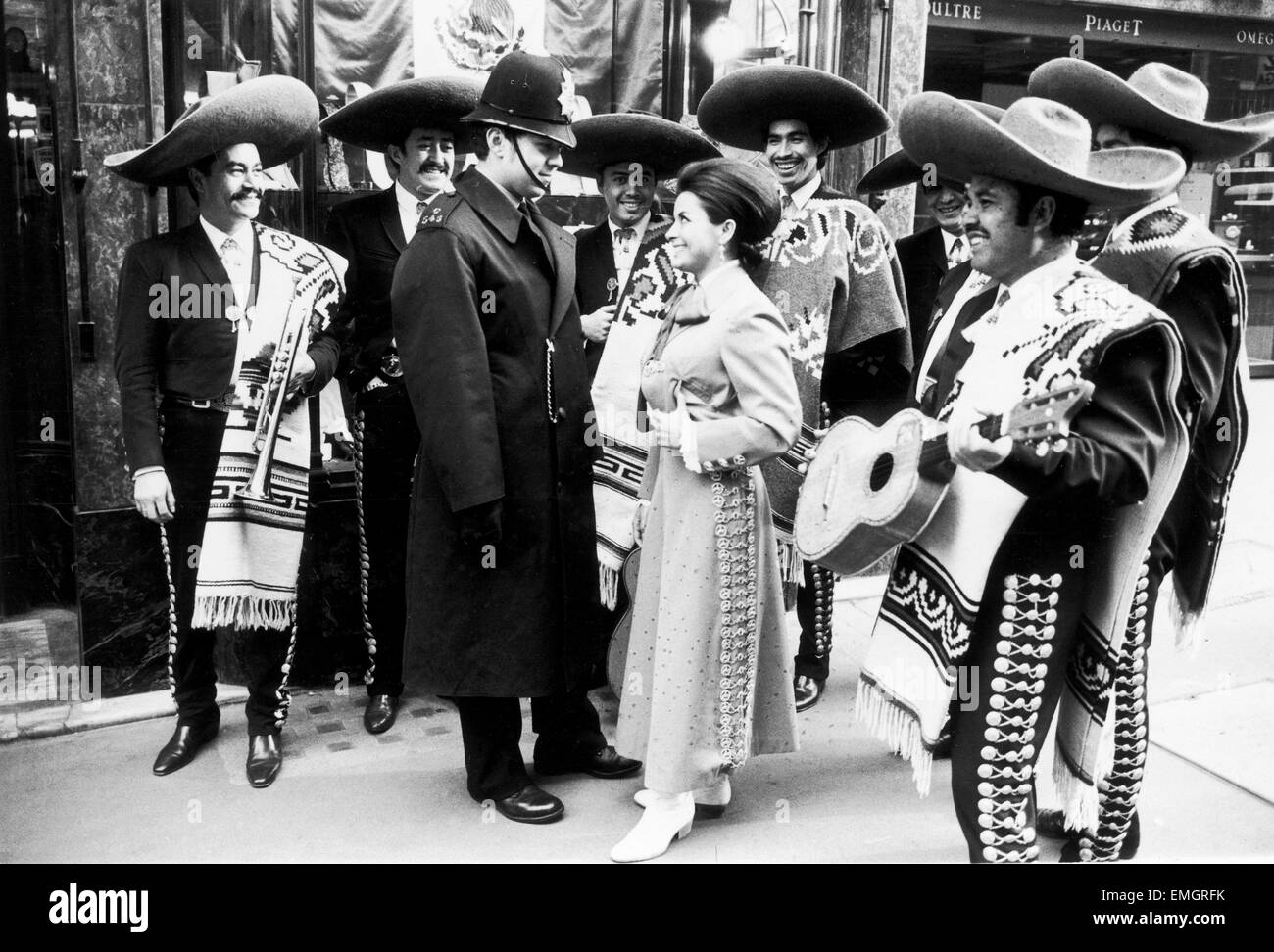 Mexikanische Sängerin Maria de Lourdes versucht ihre Reize auf einem Londoner Polizisten vergeblich. 7. November 1969 Stockfoto