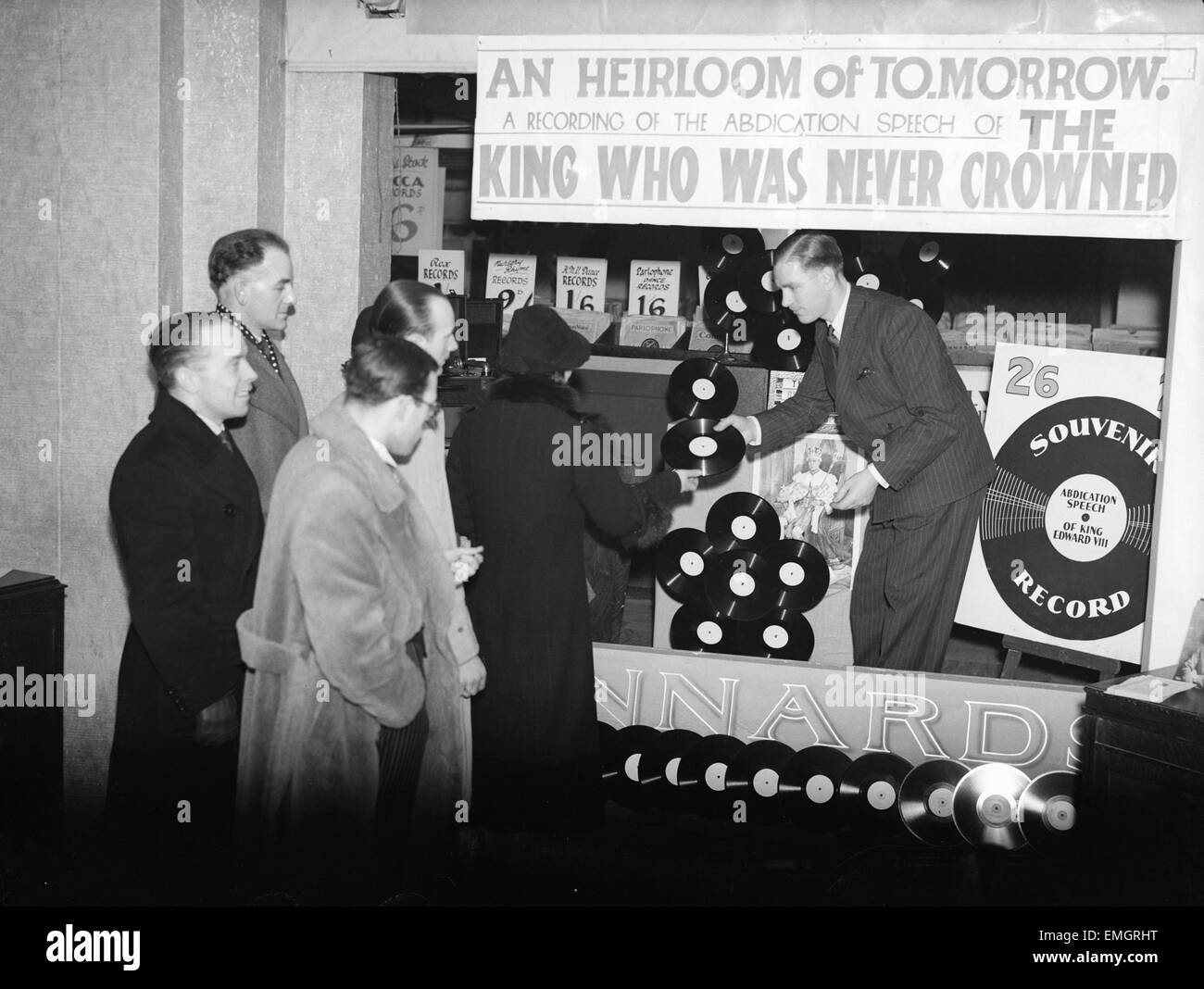 König Edward VIII Abdankung Dezember 1936. Menschen Schlange stehen, um Schallplatten der Abdankung Rede des Königs zu kaufen. Stockfoto